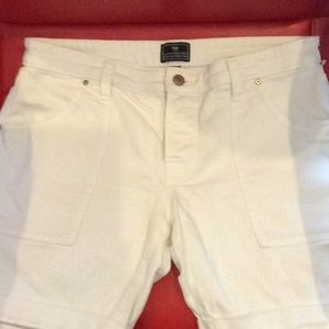 New white GAP boyfriend shorts  4 button closure